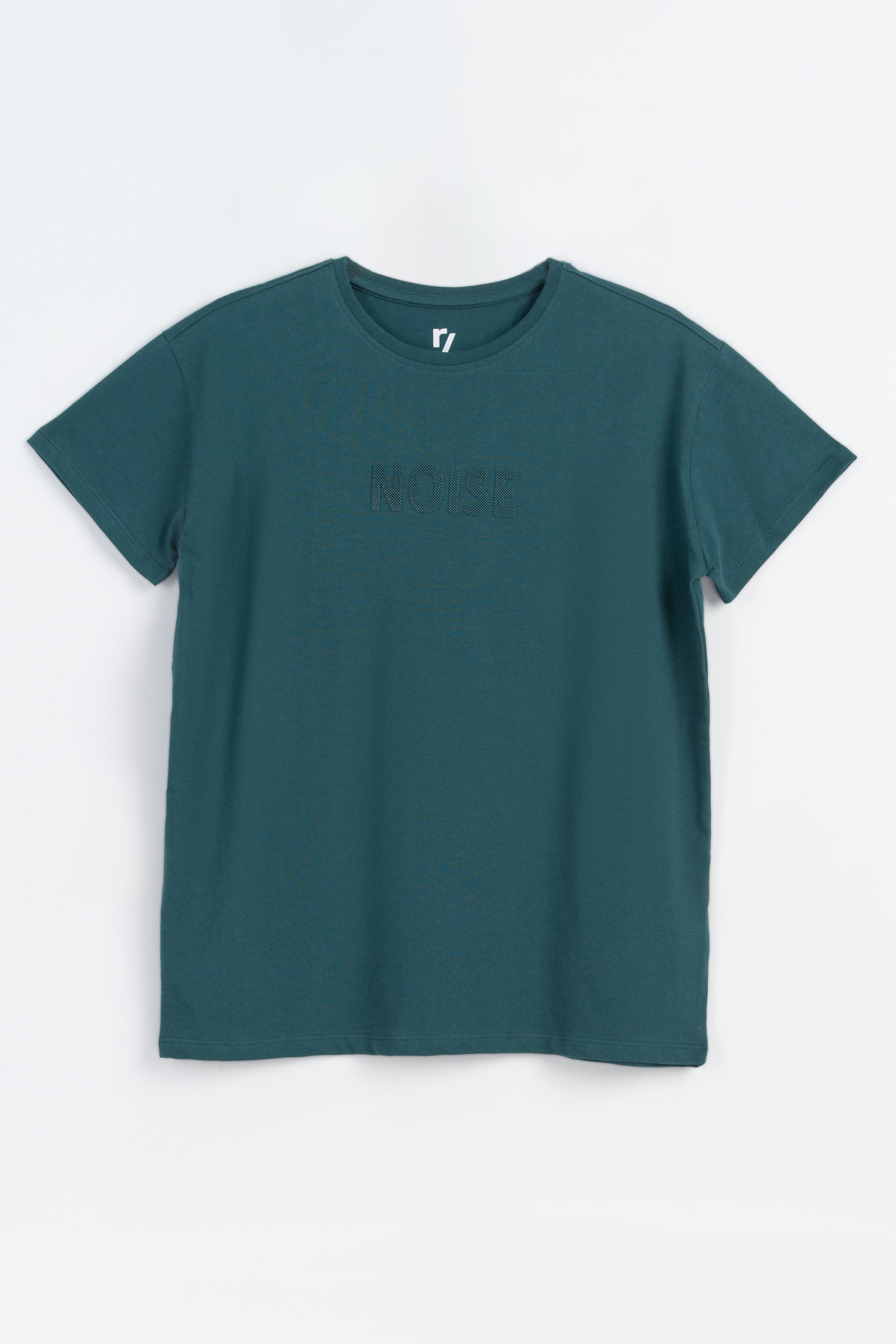 Zielony t-shirt z przestrzennym napisem na wysokości piersi