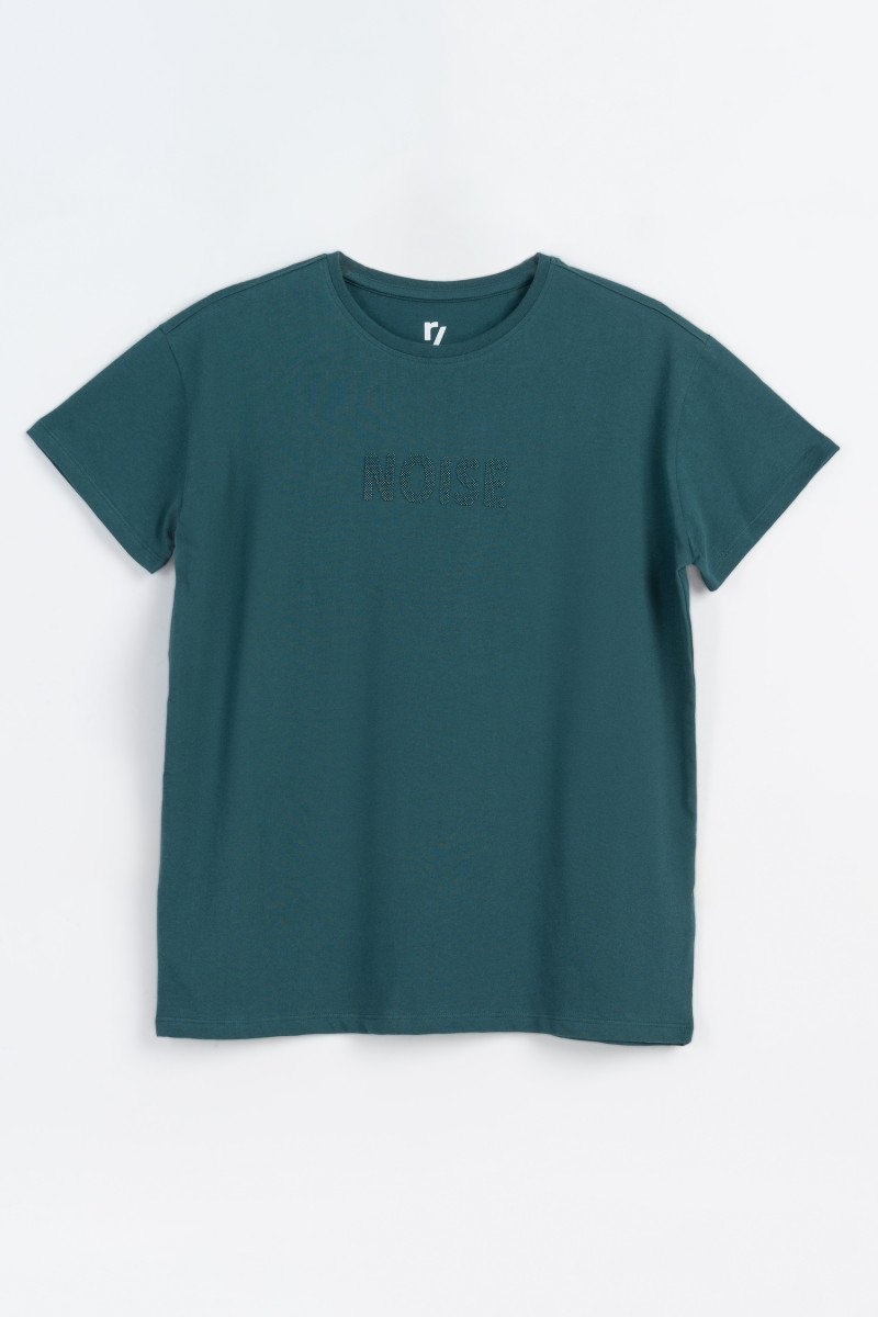 Zielony t-shirt z przestrzennym napisem na wysokości piersi