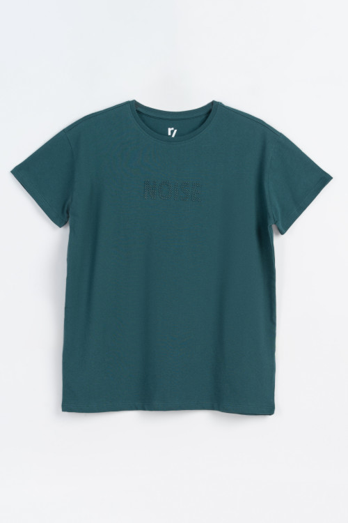 Zielony t-shirt z przestrzennym napisem na wysokości piersi