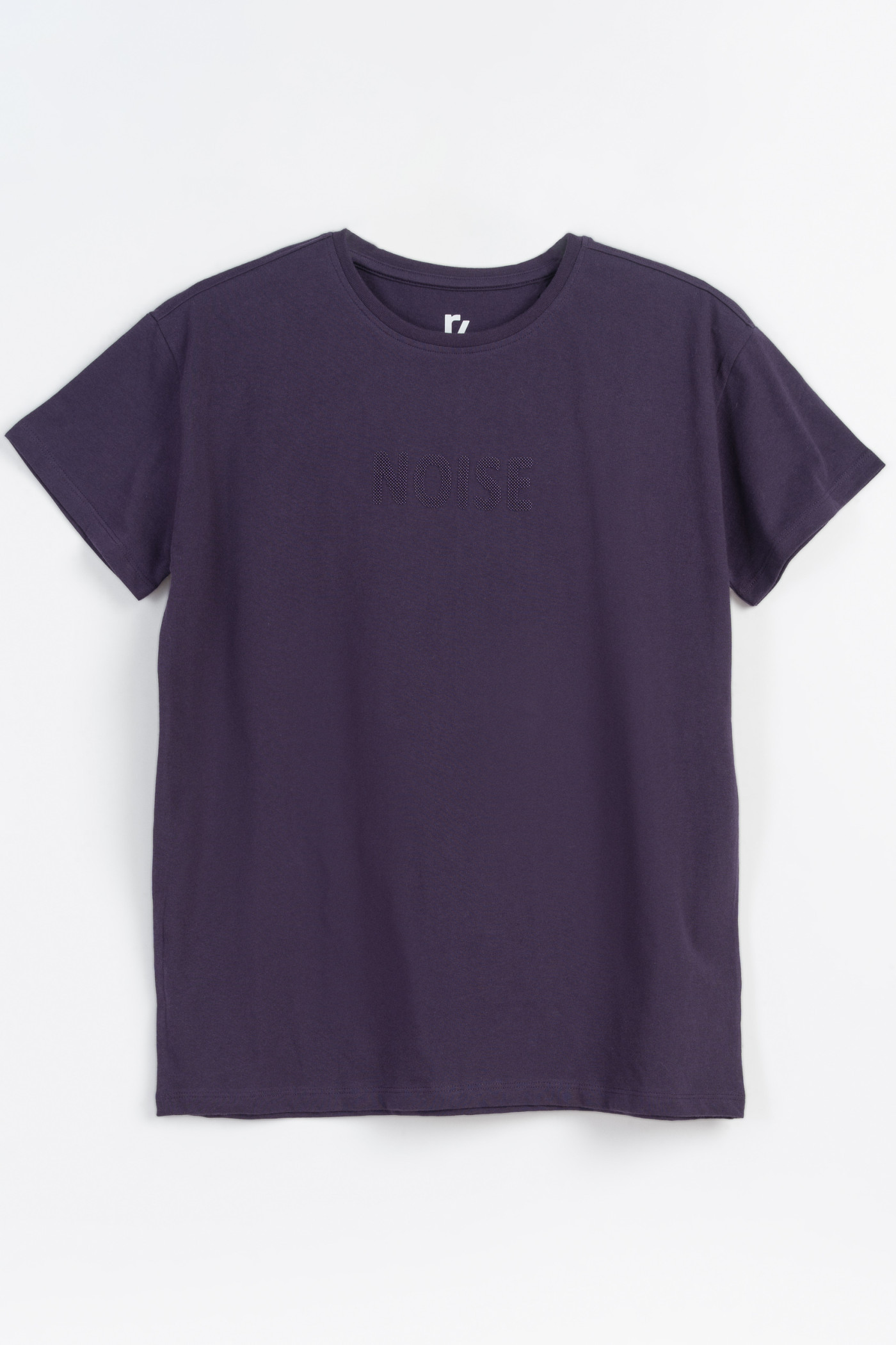 Fioletowy t-shirt z przestrzennym napisem na wysokości piersi