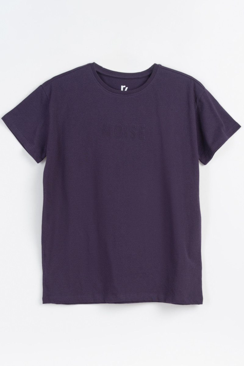 Fioletowy t-shirt z przestrzennym napisem na wysokości piersi