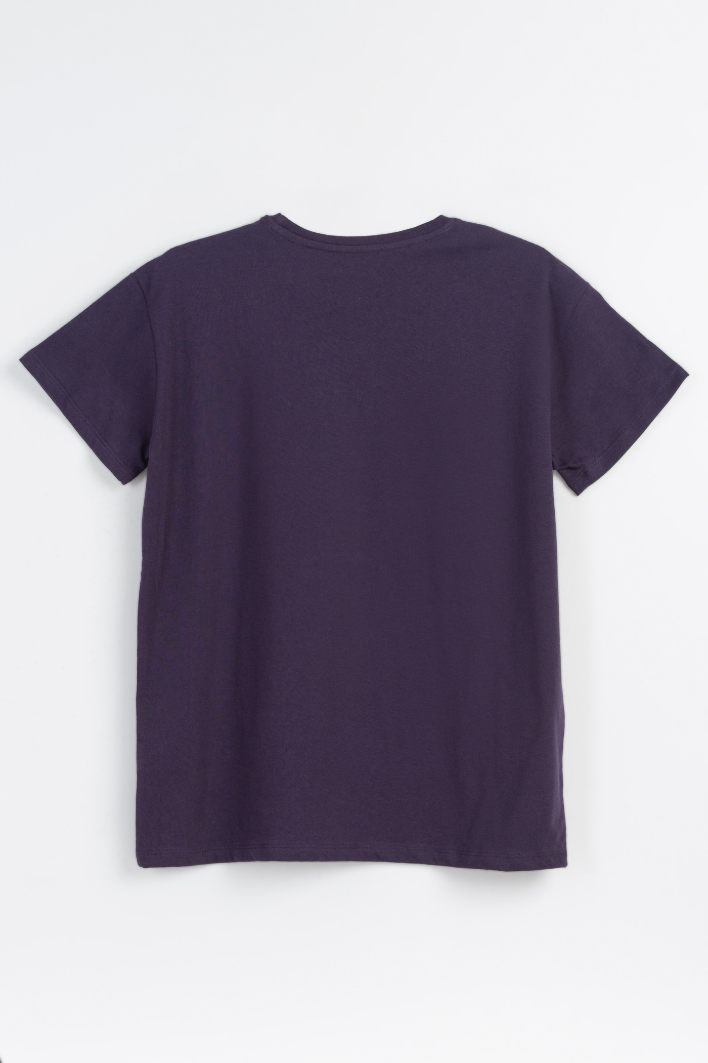 Fioletowy t-shirt z przestrzennym napisem na wysokości piersi