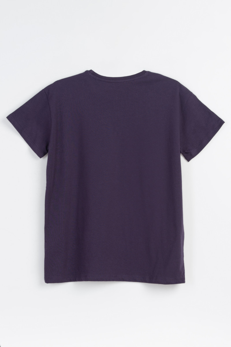 Fioletowy t-shirt z przestrzennym napisem na wysokości piersi