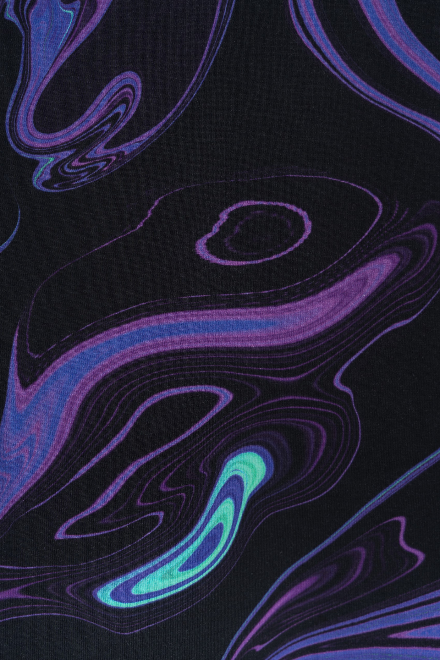 Czarny t-shirt z kolorowymi nadrukami na całości