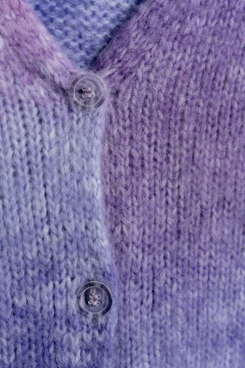 Kolorowy sweter z efektem ombre zapinany na guziki, fioletowy