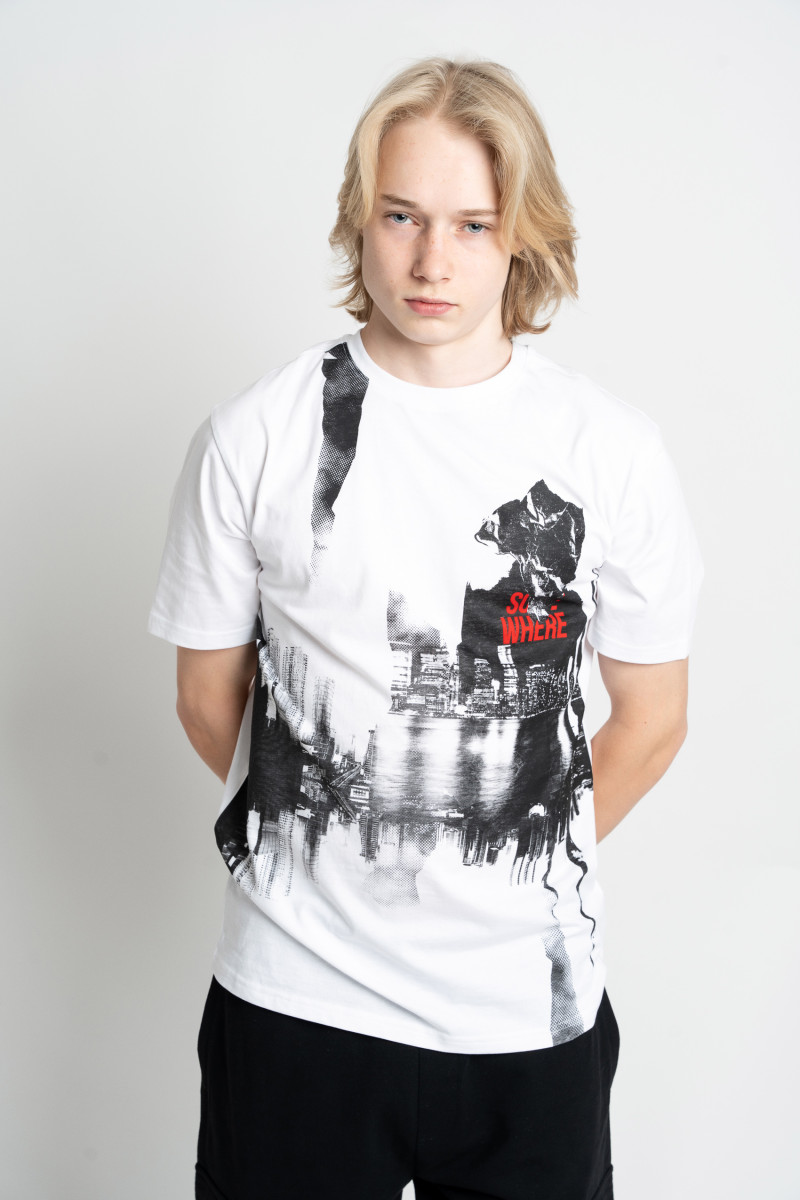 Biały t-shirt z kontrastową grafiką z przodu