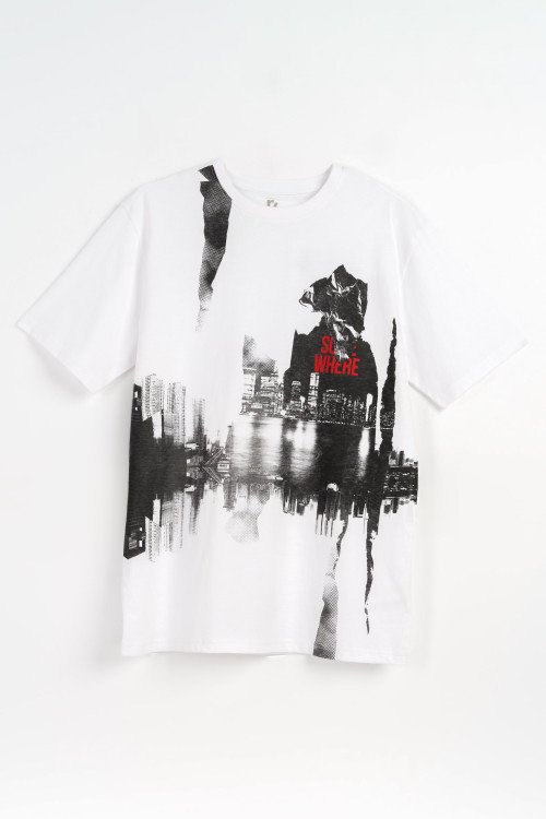 Biały t-shirt z kontrastową grafiką z przodu