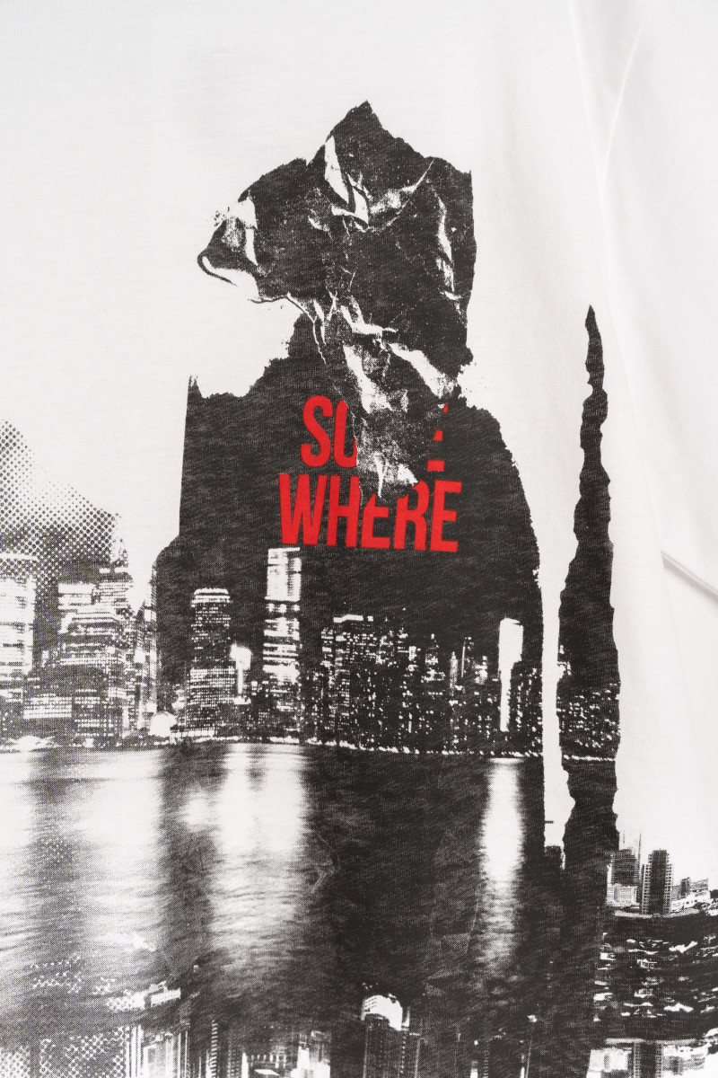 Biały t-shirt z kontrastową grafiką z przodu