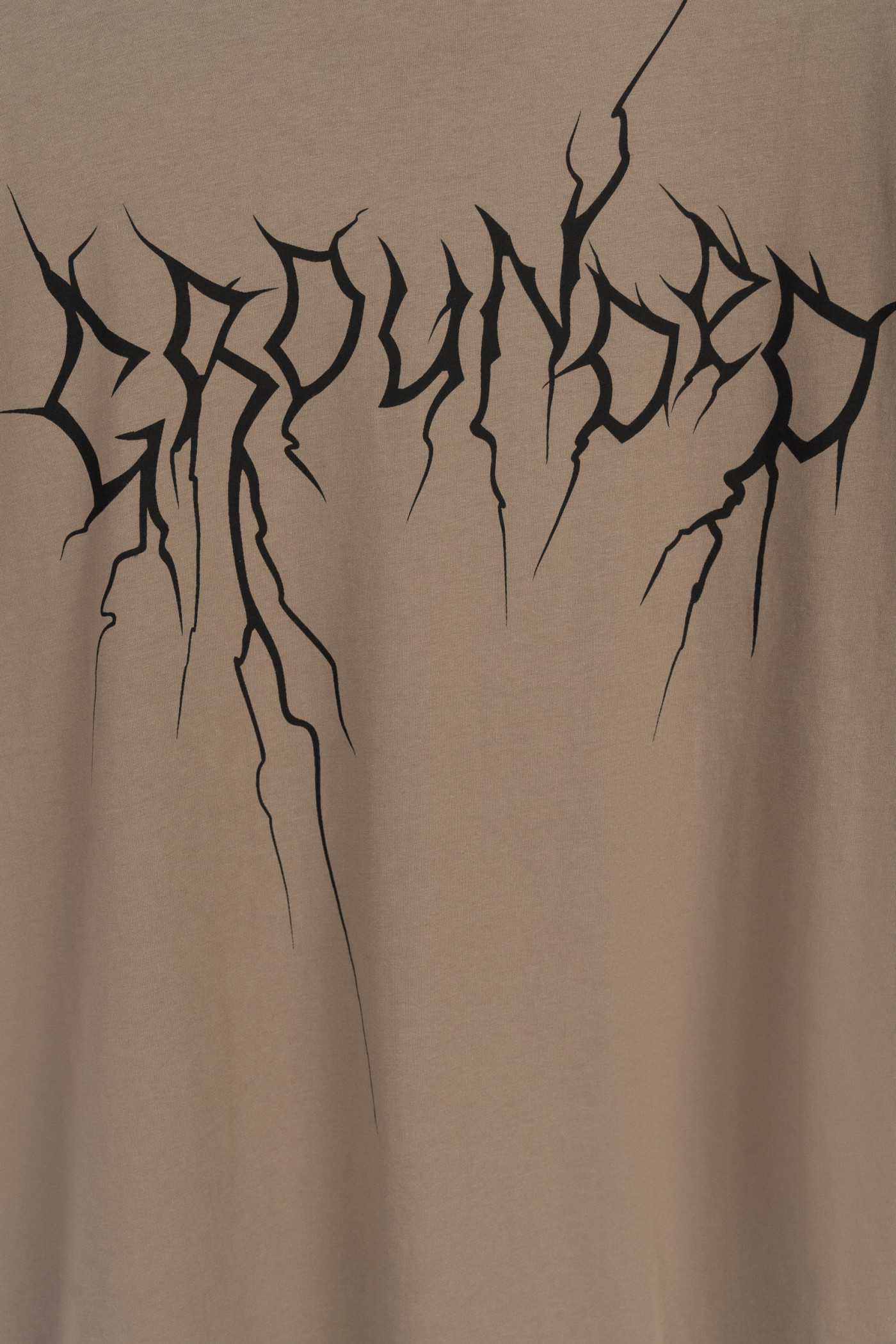 Jasnobrązowy t-shirt z czarnym nadrukiem z przodu