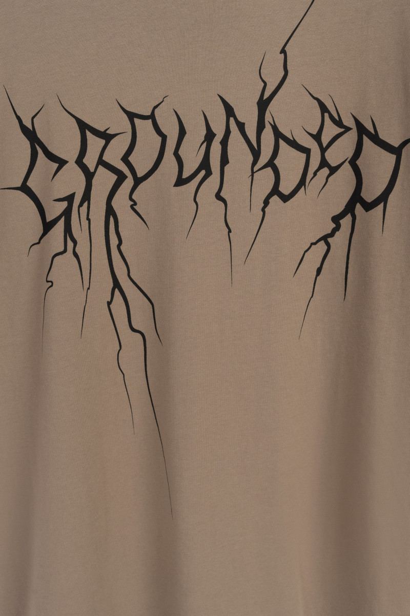 Jasnobrązowy t-shirt z czarnym nadrukiem z przodu