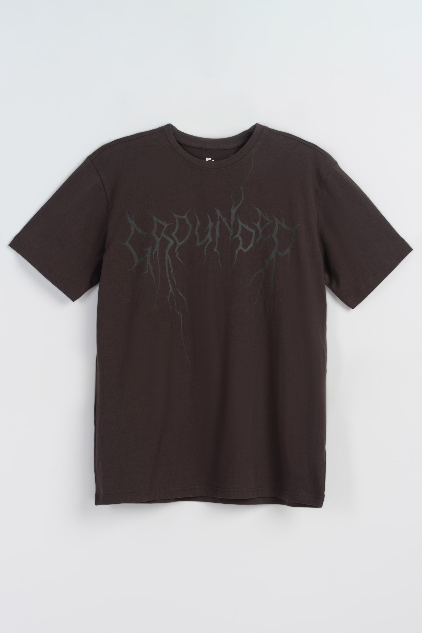 Ciemnobrązowy t-shirt z czarnym nadrukiem z przodu