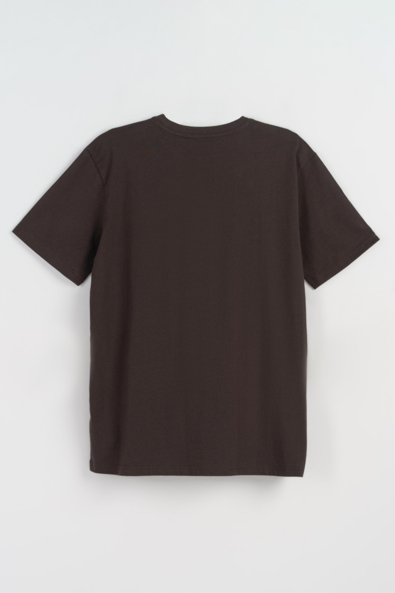 Ciemnobrązowy t-shirt z czarnym nadrukiem z przodu, brązowy
