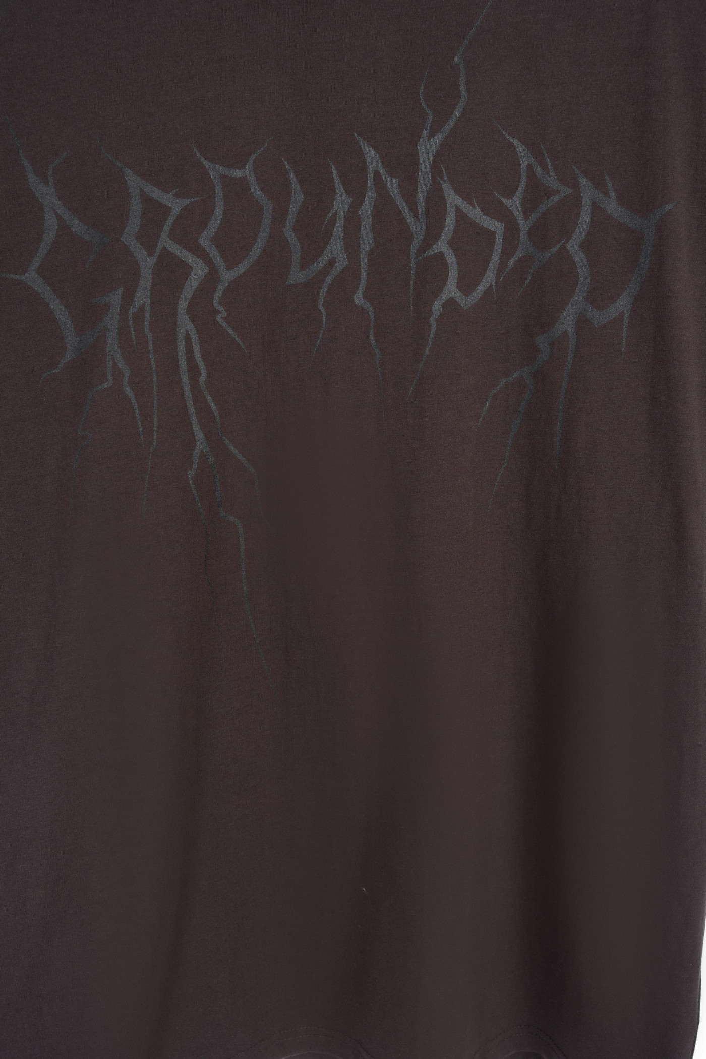 Ciemnobrązowy t-shirt z czarnym nadrukiem z przodu