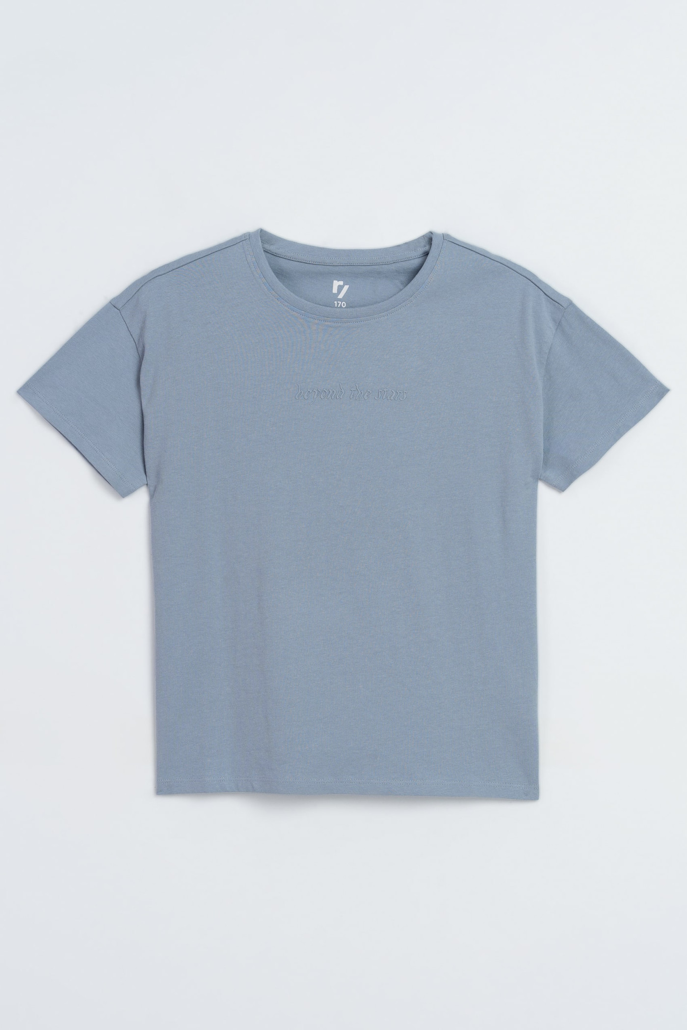 Niebieski t-shirt z minimalistycznym nadrukiem na wysokości piersi