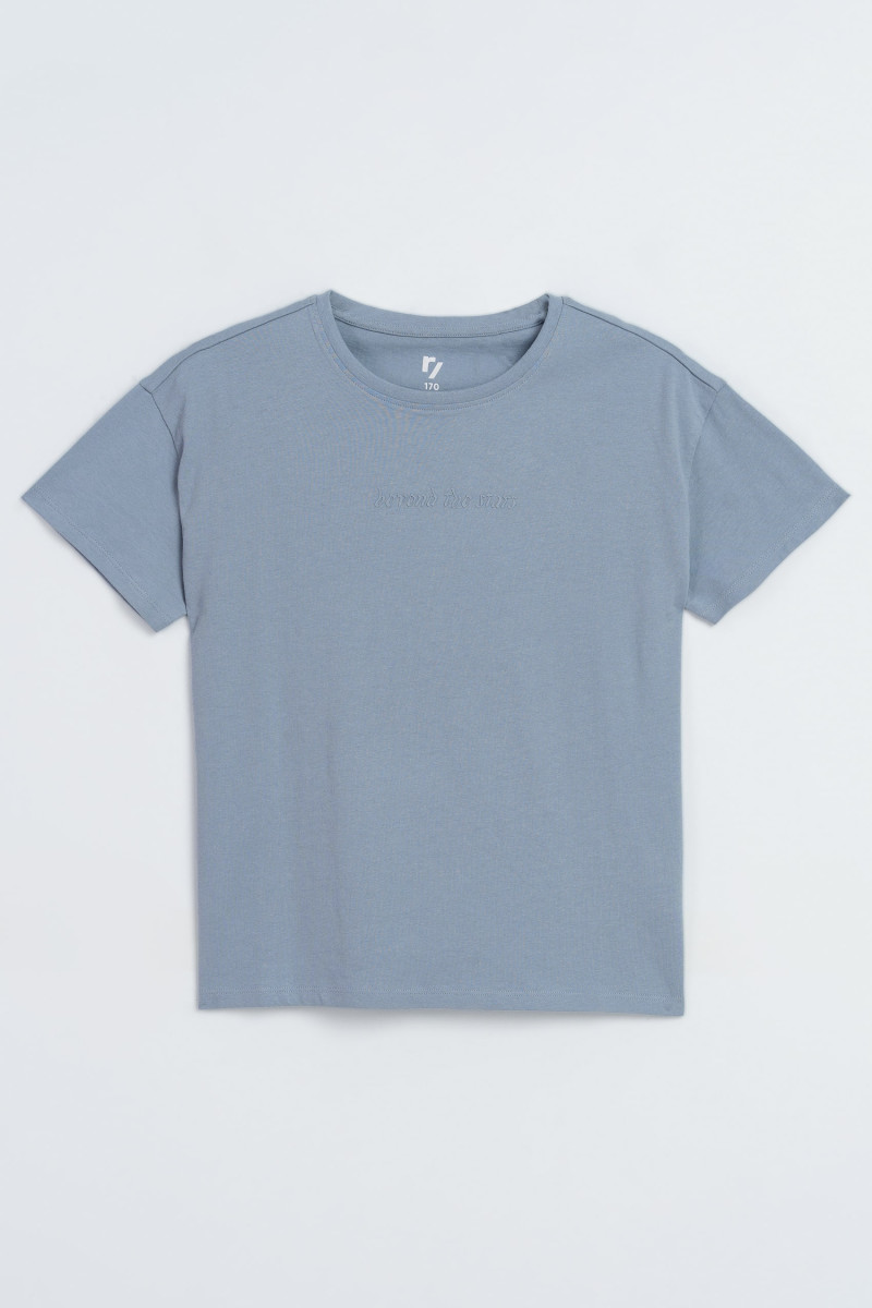 Niebieski t-shirt z minimalistycznym nadrukiem na wysokości piersi