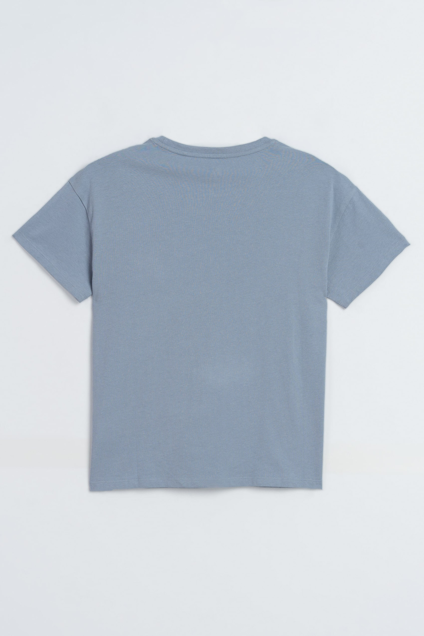 Niebieski t-shirt z minimalistycznym nadrukiem na wysokości piersi