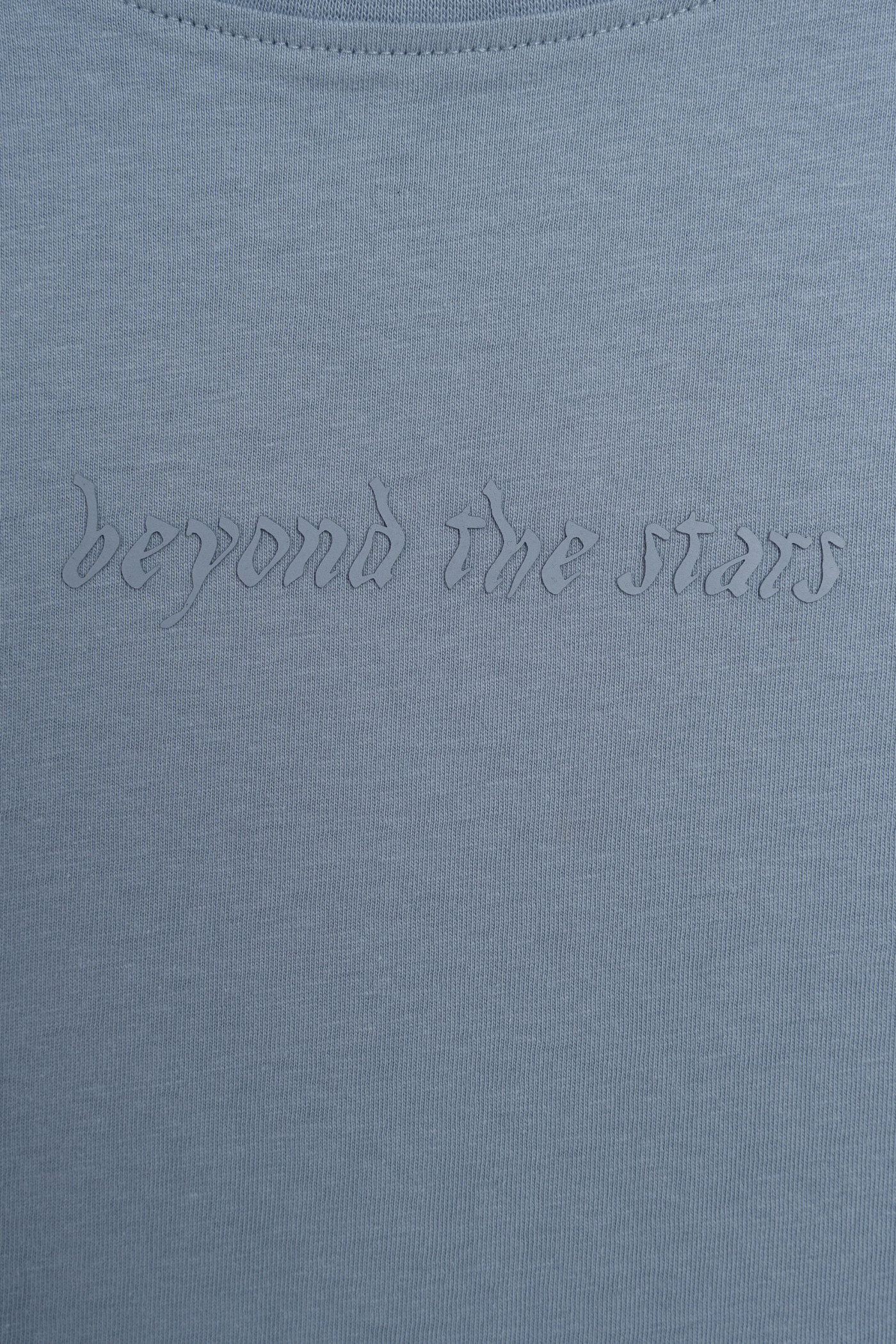 Niebieski t-shirt z minimalistycznym nadrukiem na wysokości piersi