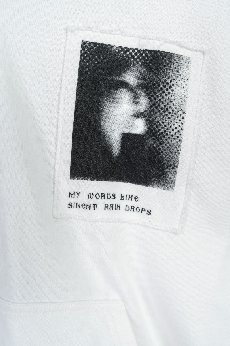 Biała bluza z kapturem z autorską grafiką zapinana na zamek, biały