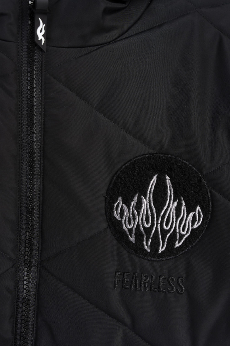 Czarna pikowana kurtka z naszywką z przodu, czarny