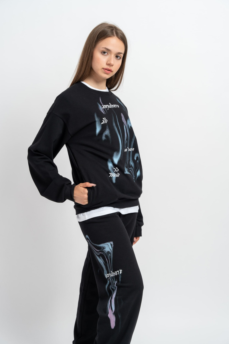 Czarne spodnie dresowe oversize z kolorową grafiką na nogawce, czarny