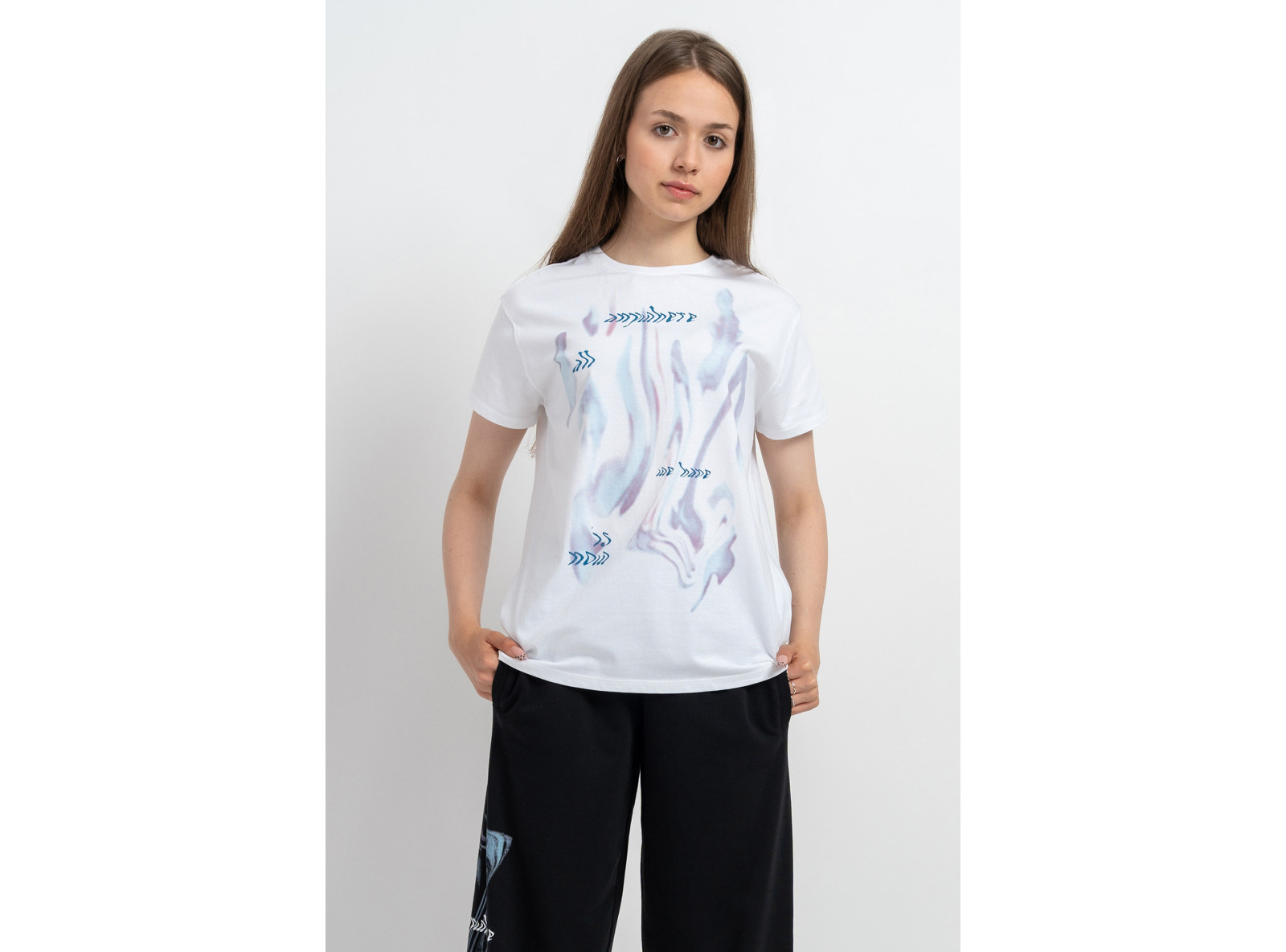 Biały t-shirt z kolorową grafiką z przodu