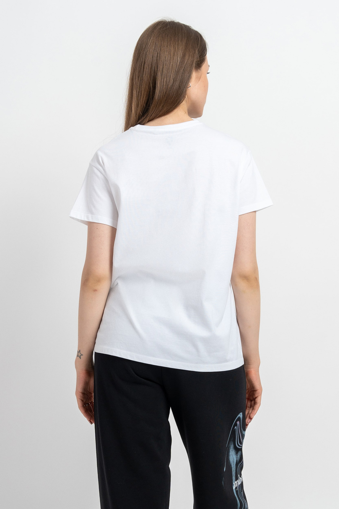 Biały t-shirt z kolorową grafiką z przodu