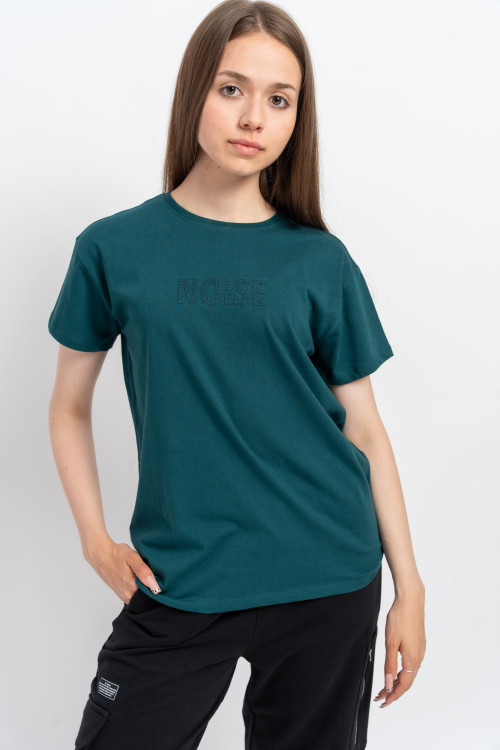 Zielony t-shirt z przestrzennym napisem na wysokości piersi