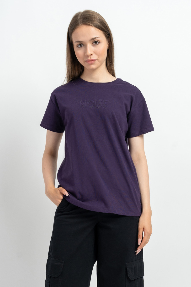 Fioletowy t-shirt z przestrzennym napisem na wysokości piersi, fioletowy