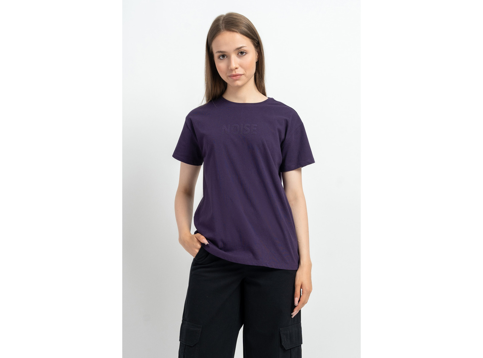 Fioletowy t-shirt z przestrzennym napisem na wysokości piersi