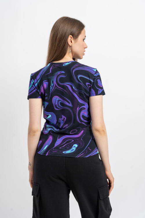 Czarny t-shirt z kolorowymi nadrukami na całości