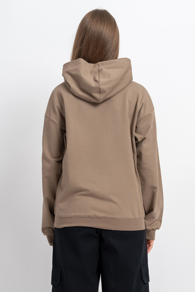 Brązowa bluza z kapturem z czarnym nadrukiem na wysokości piersi, beżowy