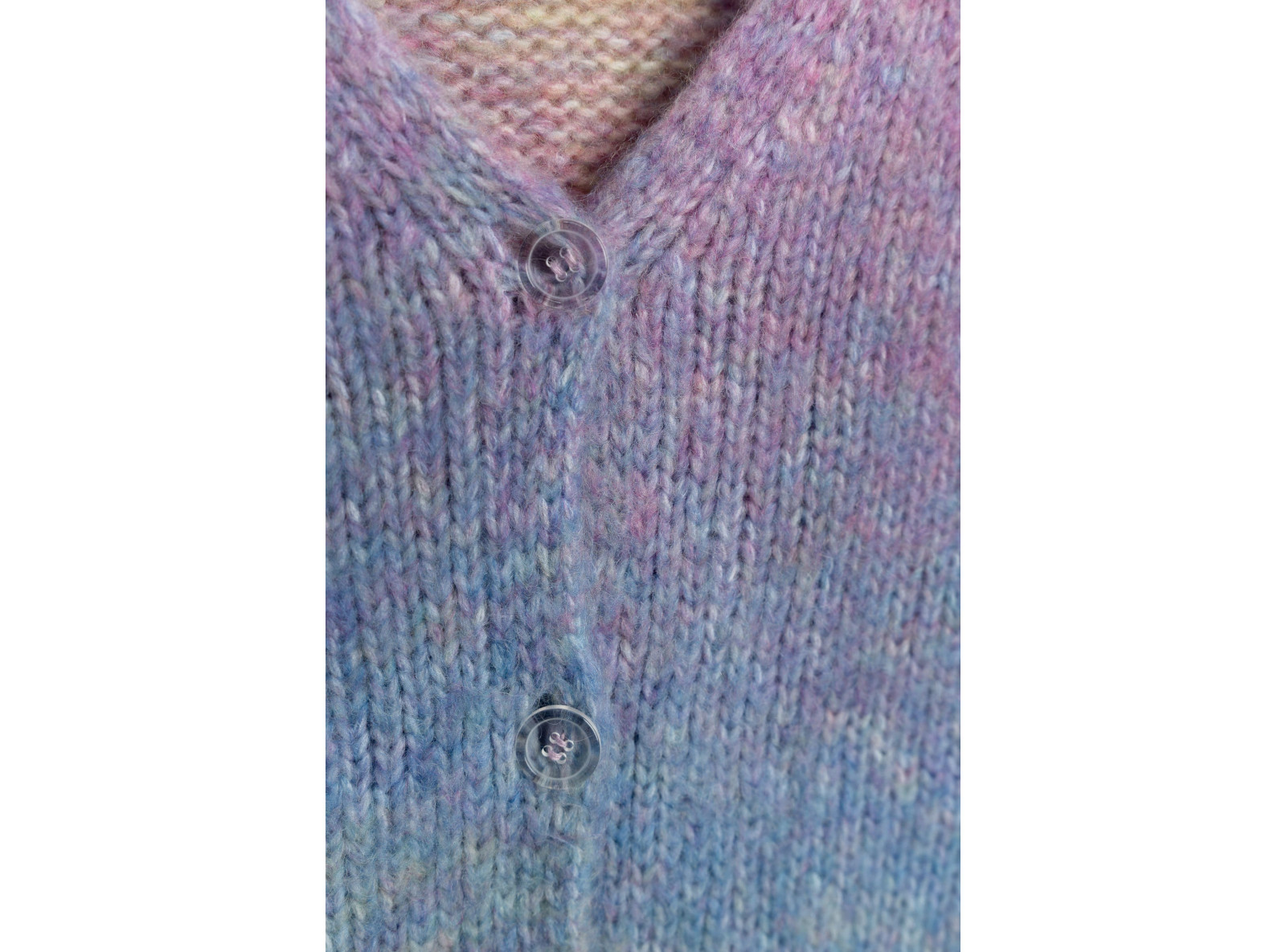 Kolorowy sweter z efektem ombre zapinany na guziki