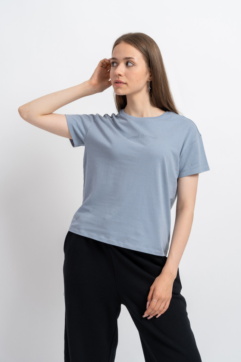 Niebieski t-shirt z minimalistycznym nadrukiem na wysokości piersi, niebieski