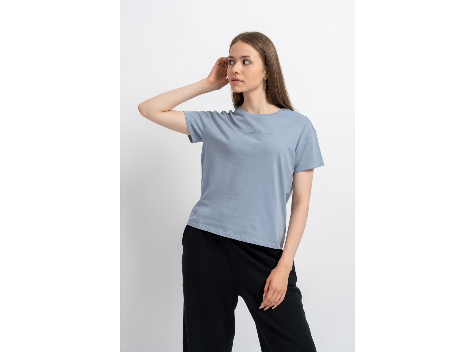 Niebieski t-shirt z minimalistycznym nadrukiem na wysokości piersi