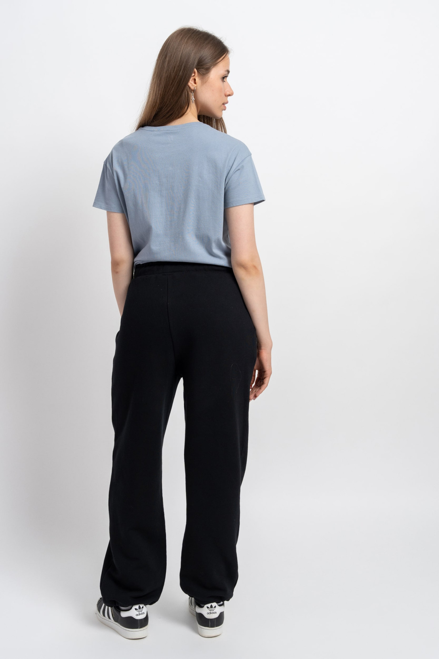Niebieski t-shirt z minimalistycznym nadrukiem na wysokości piersi