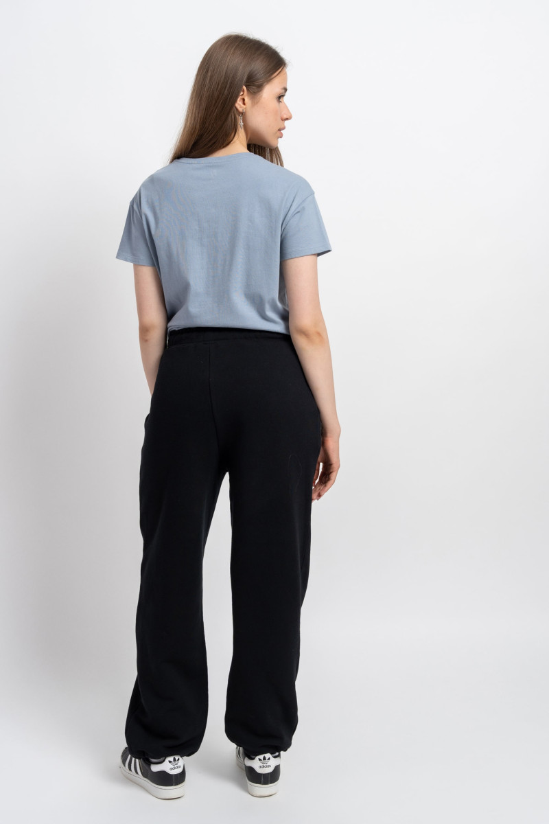 Niebieski t-shirt z minimalistycznym nadrukiem na wysokości piersi