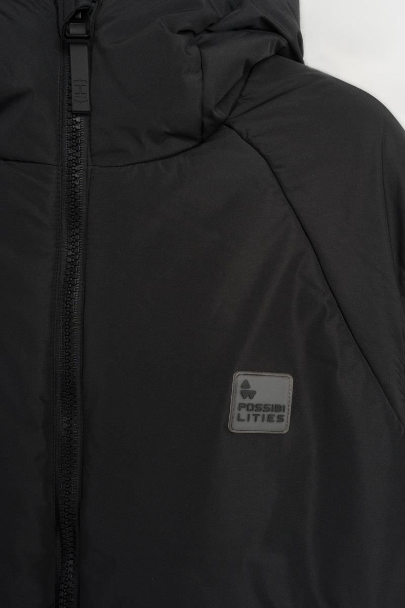 Czarna pikowana kurtka z aplikacją na wysokości piersi lekko ocieplana, czarny