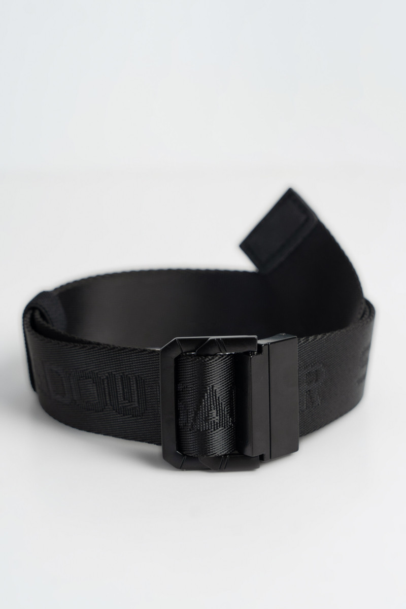 Czarny materiałowy pasek z wytłaczanymi napisami i metalową sprzączką