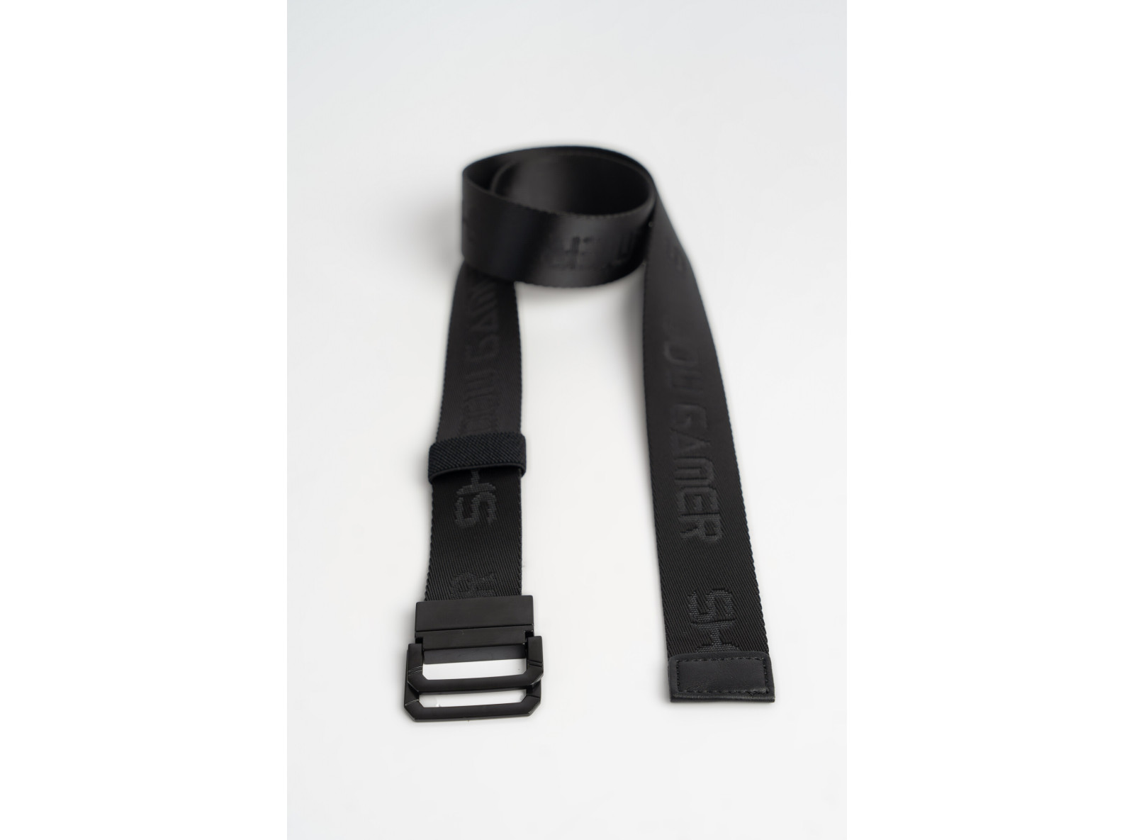 Czarny materiałowy pasek z wytłaczanymi napisami i metalową sprzączką