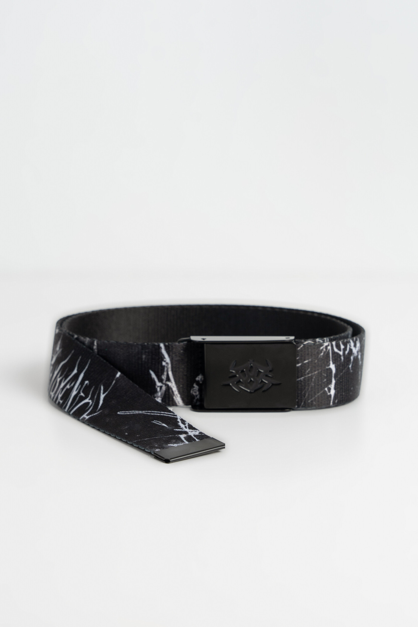 Materiałowy pasek z białym nadrukiem i metalową klamrą