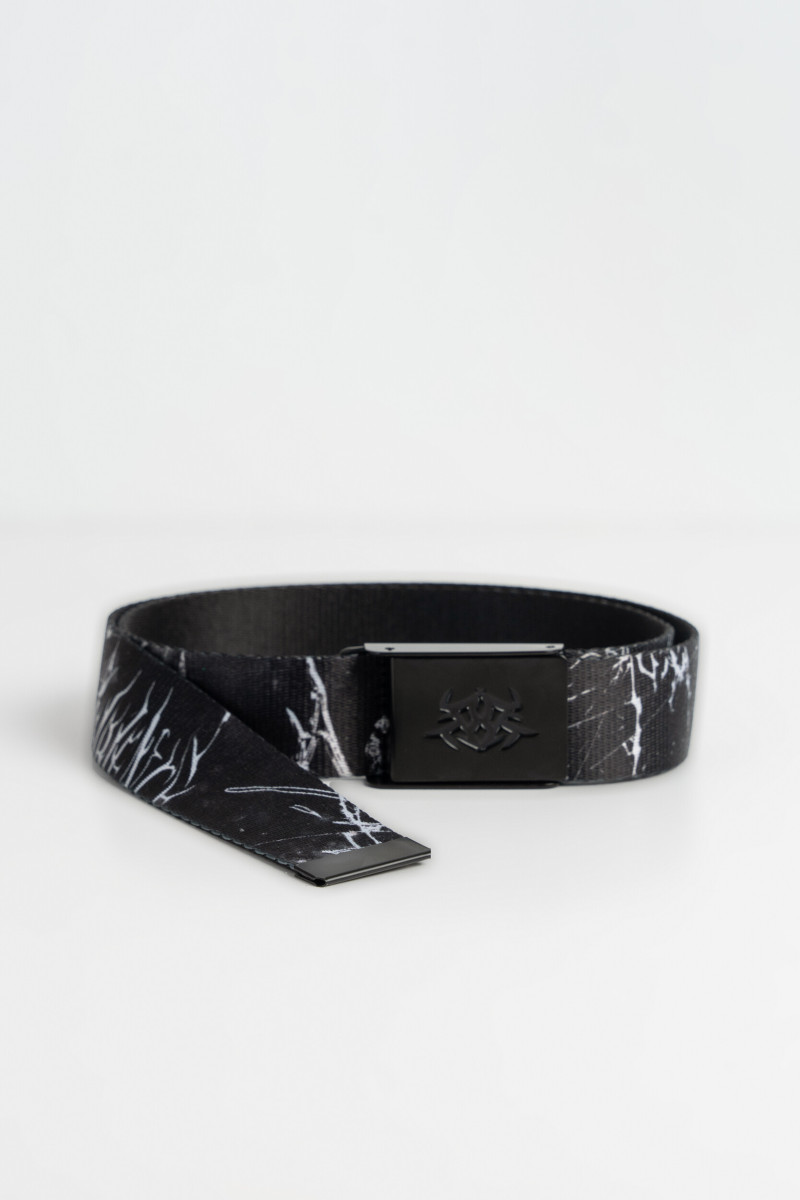 Materiałowy pasek z białym nadrukiem i metalową klamrą