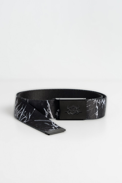 Materiałowy pasek z białym nadrukiem i metalową klamrą