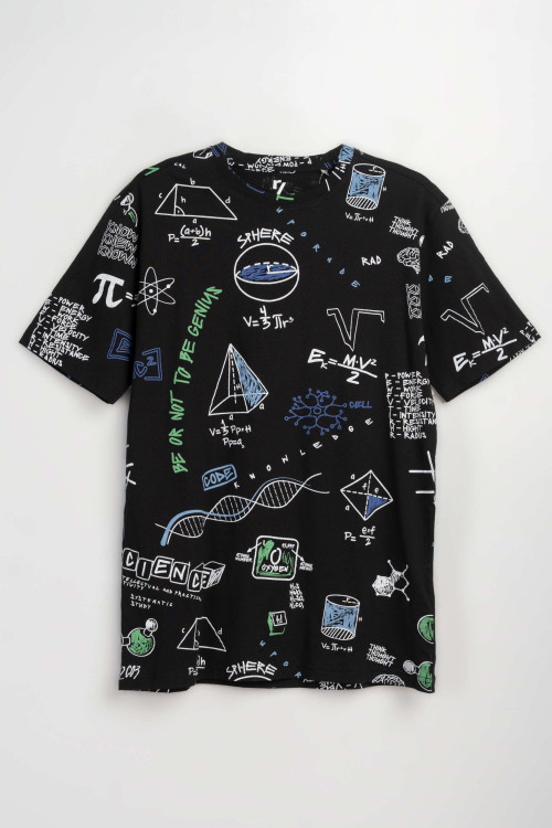 Czarny t-shirt z kolorowym nadrukiem na całości