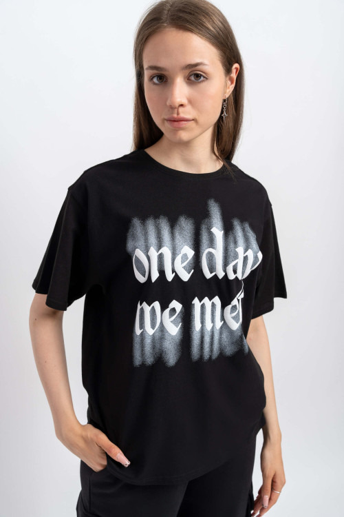 Czarny t-shirt oversize z kontrastowym nadrukiem z przodu