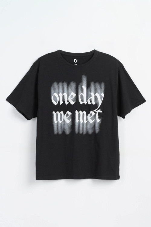 Czarny t-shirt oversize z kontrastowym nadrukiem z przodu