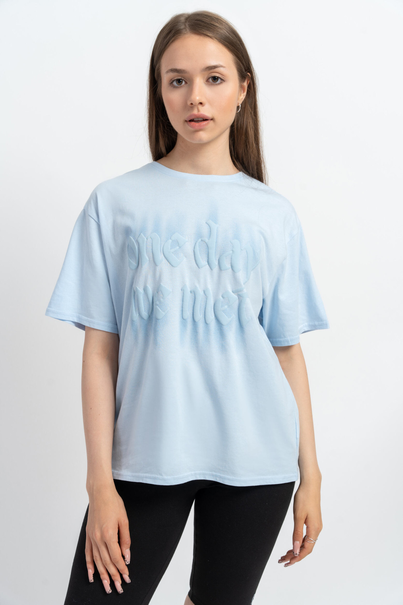 Niebieski t-shirt oversize z nadrukiem w tym samym kolorze z przodu