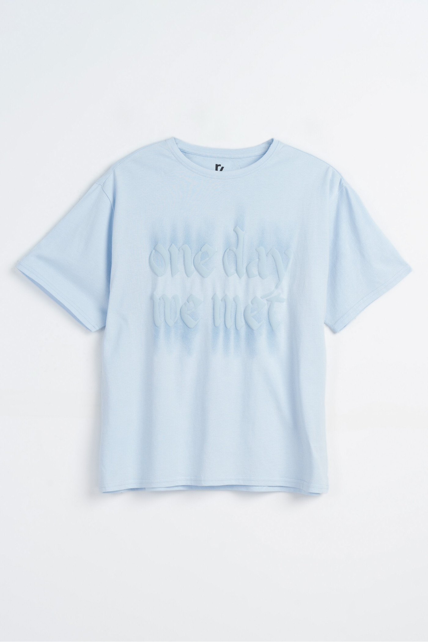 Niebieski t-shirt oversize z nadrukiem w tym samym kolorze z przodu