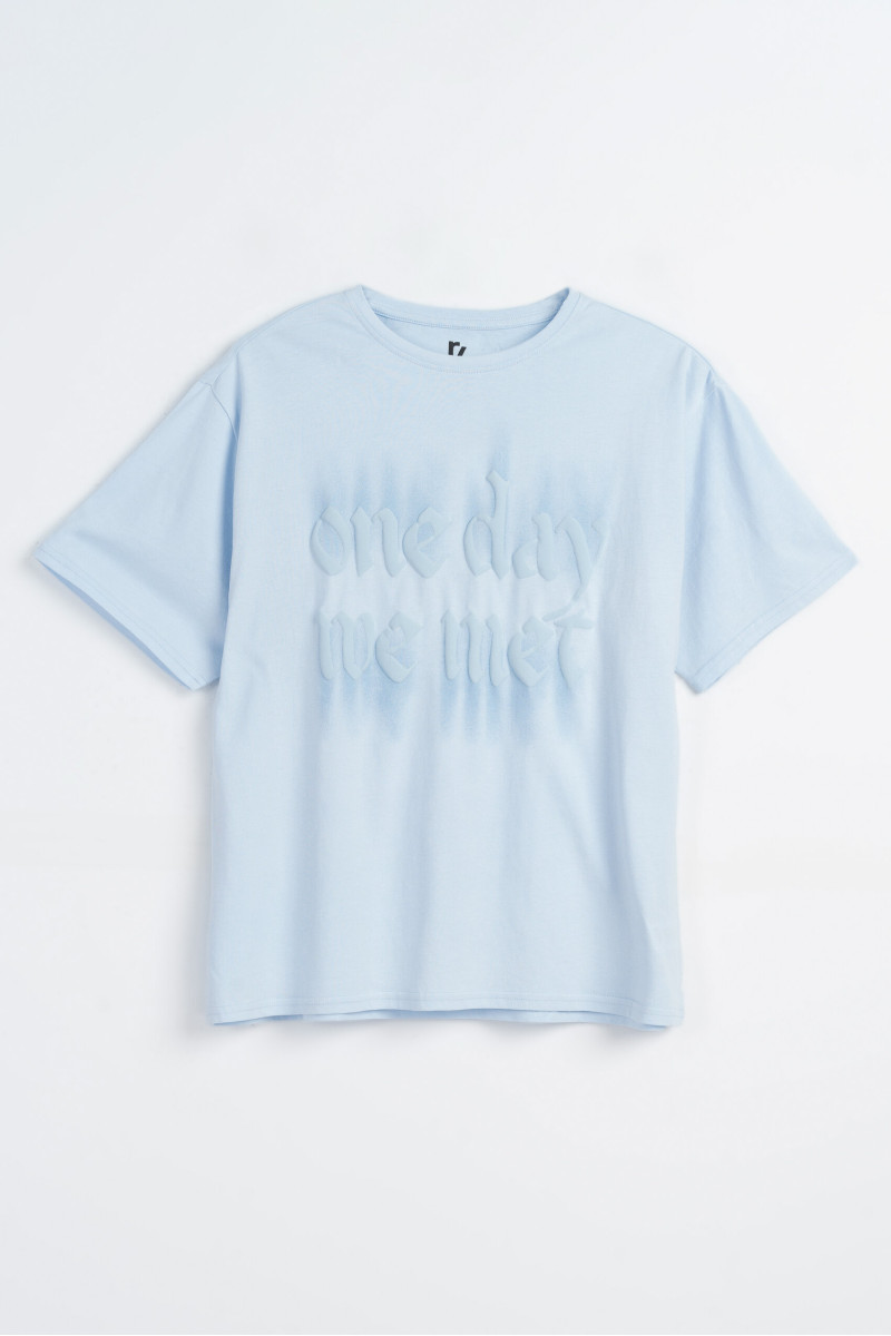 Niebieski t-shirt oversize z nadrukiem w tym samym kolorze z przodu