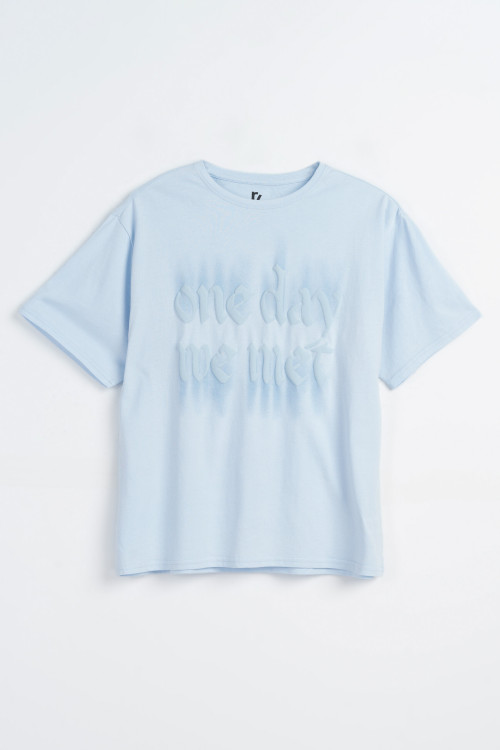 Niebieski t-shirt oversize z nadrukiem w tym samym kolorze z przodu