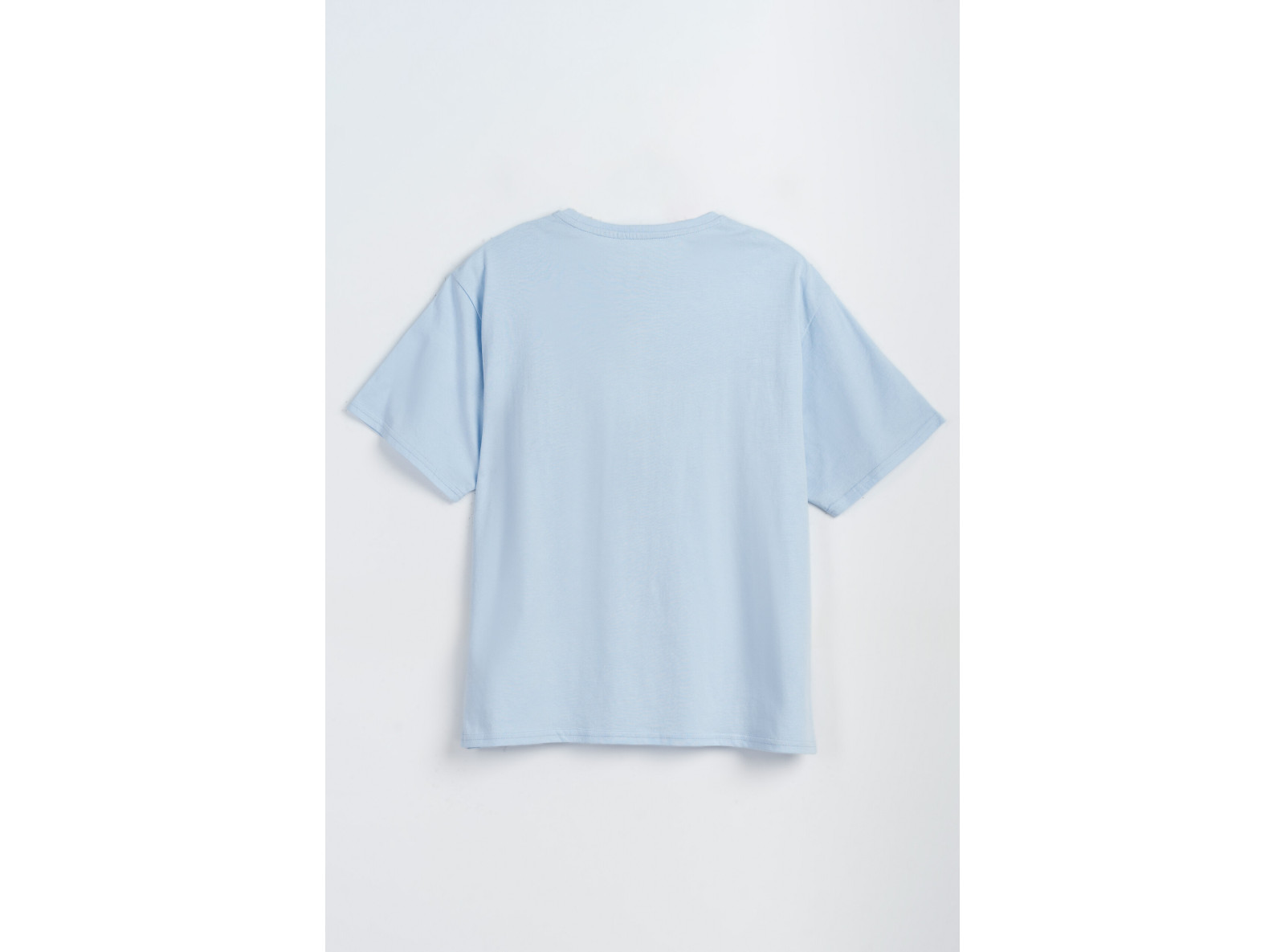 Niebieski t-shirt oversize z nadrukiem w tym samym kolorze z przodu